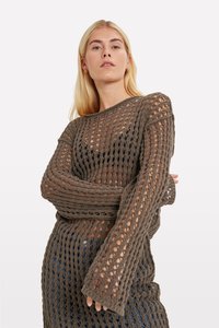 Maglione lavorato a maglia in verde oliva con un design a trama larga e aperta. Presenta maniche lunghe e un ampio scollo, mettendo in risalto la texture e il motivo.