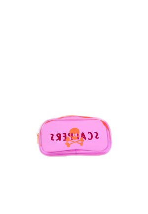 Bolsa transparente rosa con calavera y huesos cruzados naranjas y texto invertido "SCAPPERS" sobre fondo blanco.