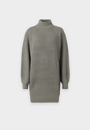 Pulover gri supradimensionat din tricot cu un guler înalt, manșete cu nervuri și o suprafață texturată. Prezintă umeri lăsați și o croială lejeră.