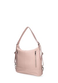 Borsa a spalla in pelle rosa chiaro con due tasche verticali con zip sul davanti e tracolle regolabili su uno sfondo bianco.