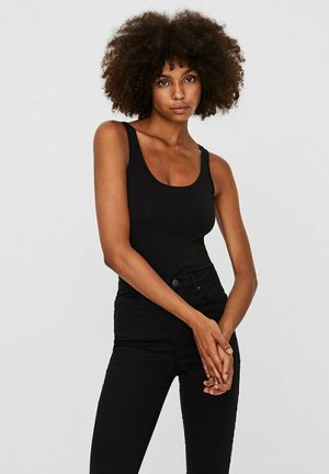 Zwarte tanktop met een ronde hals, een aansluitend ontwerp en een soepele textuur, gecombineerd met hooggesneden zwarte jeans met voorzakken.