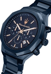 Maserati-Uhr mit einem dunkelblauen Edelstahlarmband, oktogonalem Gehäuse, strukturiertem schwarzen Zifferblatt, goldenen Akzenten, Chronographen-Subzifferblättern und Datumsfenster.