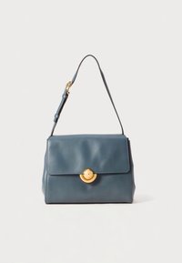 Mala de couro azul escura com fecho de aba, detalhe circular em metal dourado, alça de ombro ajustável e textura lisa.