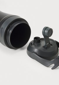 Zwarte plastic waterfles met een gestructureerde grip, schroefdeksel en flip-top dop. Inclusief een verwijderbare handgreep voor gebruiksgemak.