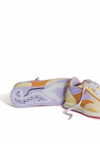 Multicolor sneakers met rubberen zolen, een mix van zachte leer en mesh bovenwerk, overheersende tinten van oranje, lavendel en crèmekleurige accenten.