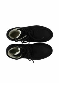 Botines de ante negro con un suave forro de vellón color crema, punta redonda y cordones negros. Presentan una suela lisa y duradera.