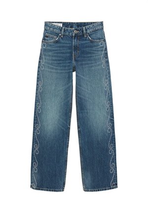 Kék, széles szárú farmernadrág hímzett, örvénymintákkal, amelyeket kis gyöngyök kereteznek a mindkét láb külső varrásánál.