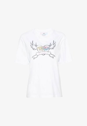 T-shirt bianco in cotone con un design colorato di un cuore di strass con ali e un banner che recita "Babes" in un font giocoso.