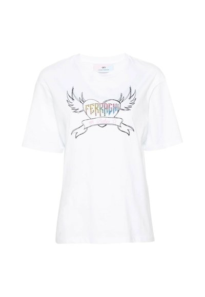 T-shirt bianco in cotone con un design colorato di un cuore di strass con ali e un banner che recita "Babes" in un font giocoso.