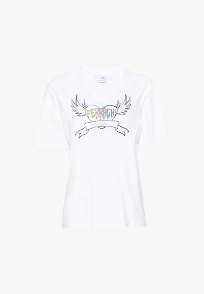 T-shirt bianco in cotone con un design colorato di un cuore di strass con ali e un banner che recita "Babes" in un font giocoso.