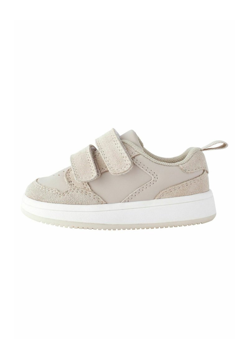 Beige Sneaker mit zwei Klettverschlüssen, Obermaterial aus Wildleder und synthetischem Leder, weiße Gummisohle und einer Schlaufe an der Ferse.