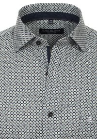 Koszula o luźnym kroju w kolorze białym z diamentowym wzorem w kolorze granatowym, zielonym i czarnym. Posiada kołnierz,Listwę guzików i markową metkę.