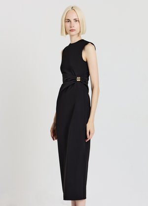 Robe noire sans manches avec une silhouette ajustée, un détail en torsade à l'avant, et une accent en or à la taille. Tissu lisse, design jusqu'au genou.