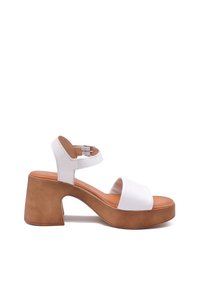 Sandali platform in pelle bianca con una fascia ampia sulle dita, cinturino alla caviglia regolabile e tacco chunky color beige.