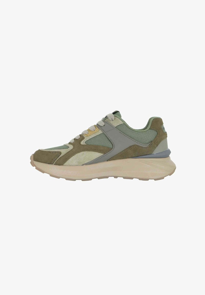 Sneaker verde e beige con una combinazione di materiali in suede e mesh, caratterizzata da un collo imbottito, suola testurizzata e accenti grigi.