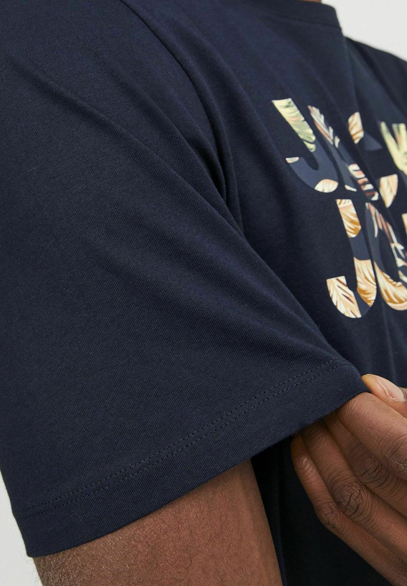 Jack & Jones JCOBOOSTER SS CREW NECK JUN - Camiseta Estampada - Navy