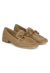 Beige Wildleder Slipper mit runder Zehenform, verziert mit goldenen Nieten und einem goldenen Schnallenelement. Niedriger Blockabsatz für Unterstützung und Komfort.