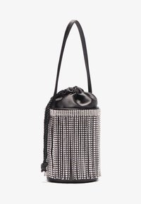 Schwarze Ledertasche mit glänzendem silbernem Fransenverzierung, strukturierte Zylinderform, Zugverschluss und geflochtenem Tragegurt.