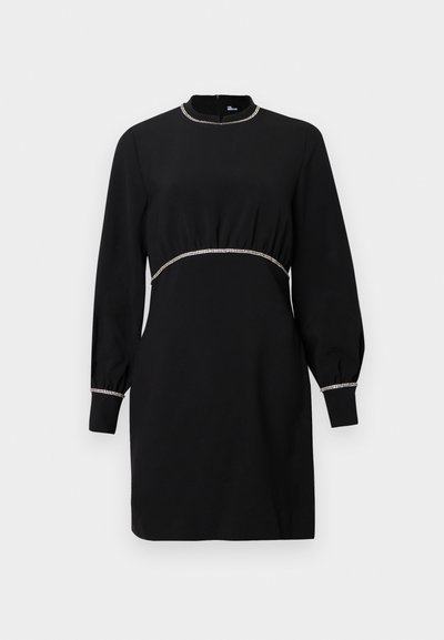 Vestido negro con mangas largas abullonadas, un cuello alto y una cintura fruncida, con una banda de acento plateada a lo largo de la cintura y los puños.