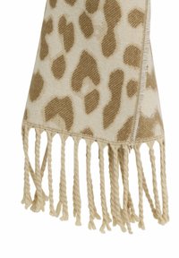 Bufanda beige con un patrón de print de leopardo marrón, con flecos torcidos en los extremos. Fabricada con una tela suave y texturizada.
