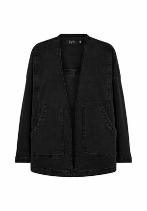 Chaqueta de mezclilla negra con un corte holgado, frente abierto, mangas anchas y dos bolsillos frontales. Presenta una textura suave y un diseño limpio.