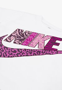 Nike Sportswear FUTURA TEE - Printtipaita - white