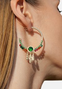 Boucle d'oreille en or avec un centre en pierre précieuse verte, décorée de perles colorées et de trois pendentifs en forme de plume suspendus en dessous.