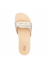 Lichtbeige sandaal met een brede band en gouden gesp. Houten voetbed met een gladde afwerking. Merklogo geperst in de zool.