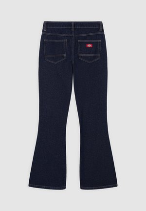 Ciemnoniebieskie jeansy rozszerzane z gładką fakturą, z dwoma tylnymi kieszeniami, kontrastowymi przeszyciami oraz małą czerwoną metką z logo na pasku talii.