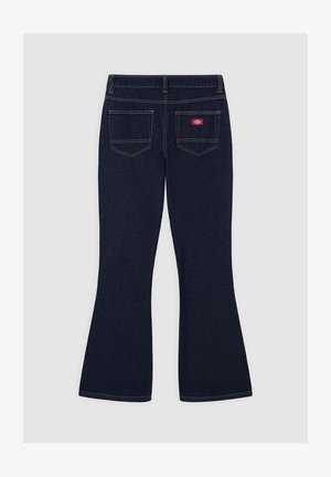 Ciemnoniebieskie jeansy rozszerzane z gładką fakturą, z dwoma tylnymi kieszeniami, kontrastowymi przeszyciami oraz małą czerwoną metką z logo na pasku talii.