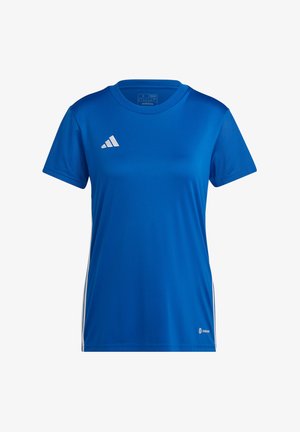Camiseta atlética azul hecha de tejido transpirable. Presenta mangas cortas, un escote redondo, franjas laterales blancas y un logo bordado.