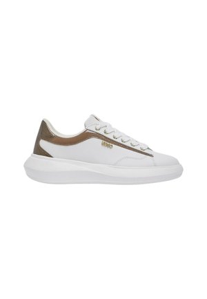 Białe niskie sneakersy z metalicznymi brązowymi akcentami, sznurowane z przodu, z grubą podeszwą i małym złotym logo marki po boku.