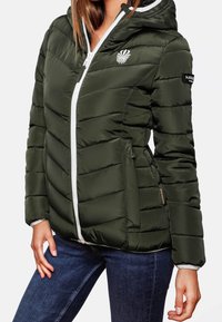 Vadderad grön jacka med vita dragkedjor, huva och en broderad logotyp. Har en figursydd form, horisontella sömmar och sidofickor.