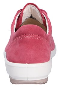 Roze suède instap schoen met een afgeronde achterkant, witte rubberen zool en een getextureerde binnenvoering. Minimalistisch ontwerp zonder zichtbare accenten.