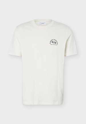 Valge lühikeste varrukatega puuvillane T-särk ümmarguse kaelusega ja vasakul rinnal väike must spordilogo, millel on tekst "MOPD SPORTS MARC O'POLO DENIM".