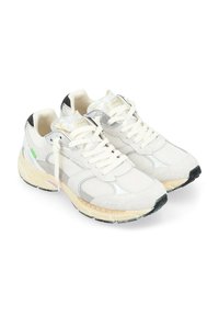 Baskets blanches avec un dessus en mesh et en daim, accents argentés, bout rond et talon noir contrastant. Elles sont dotées de lacets et d'une semelle texturée.