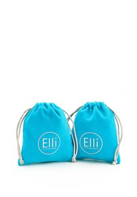 To turquoise stofposer med snoretræk og en glat tekstur, der har et hvidt cirkulært logo med teksten "Elli by Julie & Grace."