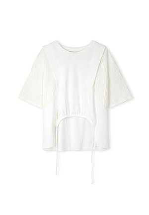 Haut blanc à manches courtes avec des panneaux texturés en vagues, un col rond et un cordon de serrage ajustable à la taille pour personnaliser la coupe.