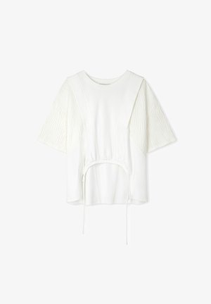 Bílý krátký rukáv top s texturovanými vlnitými panely, kulatým výstřihem a nastavitelnou šňůrkou v pase pro přizpůsobení velikosti.