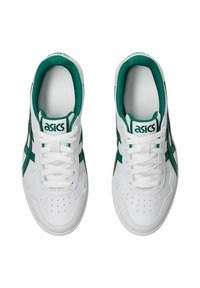 Zapatillas deportivas blancas con detalles en verde, con un upper sintético suave, puntera perforada, cordones planos y el logo de ASICS en la lengüeta.