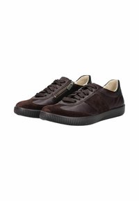 Baskets basses en cuir brun foncé et en daim avec des semelles noires, un système de laçage à l'avant, et une fermeture éclair sur le côté d'une chaussure.