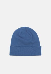 Blå stickad mössa med ribbad mudd. Tillverkad av mjukt material, med en tät passform och rundad topp, lämplig för avslappnad användning.