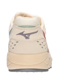 Sneaker in suede beige con colletto imbottito, rete tono su tono e accenti in teal e bordeaux. Presenta forature e una suola in gomma testurizzata.