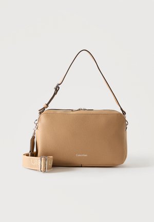 Calvin Klein, WEBBING STRAP CAMERA - Ülerinna-kott - beige