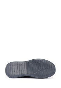 Sole di scarpa in gomma grigia con righe verticali e scanalature, che offrono presa. Design piatto con bordo arrotondato e finitura superficiale liscia.