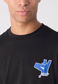 HUGO NOLLICO - Μπλουζάκι με στάμπα - black