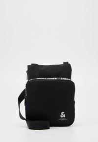 Czarna torba crossbody wykonana z tkaniny siateczkowej, z zamknięciem na zamek, regulowanym paskiem oraz logo na froncie i zamku.