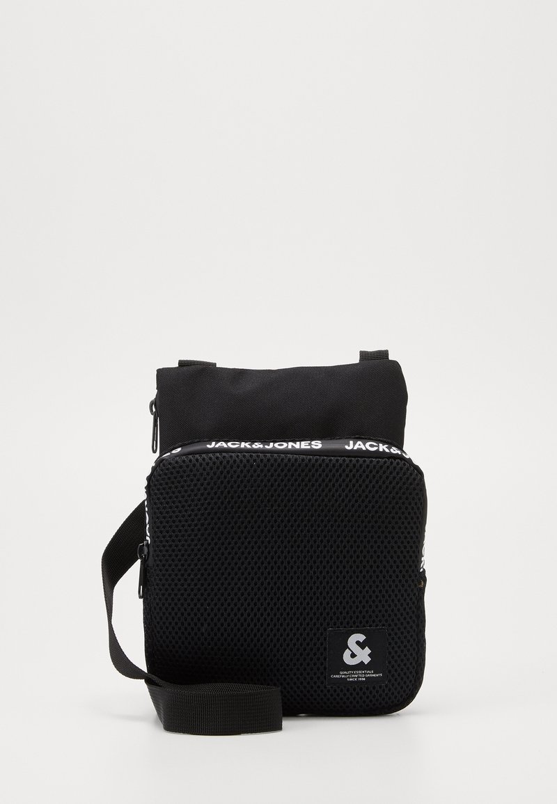 Czarna torba crossbody wykonana z tkaniny siateczkowej, z zamknięciem na zamek, regulowanym paskiem oraz logo na froncie i zamku.