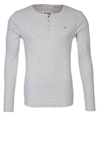 Szara koszula henley z długim rękawem wykonana z miękkiej bawełny, z trzema guzikami i małą naszywką z logo na piersi.