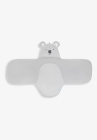 Envoltura de bebé suave en color gris con alas anchas y una capucha que presenta una linda cara de oso y orejas, dispuesta sobre un fondo blanco.